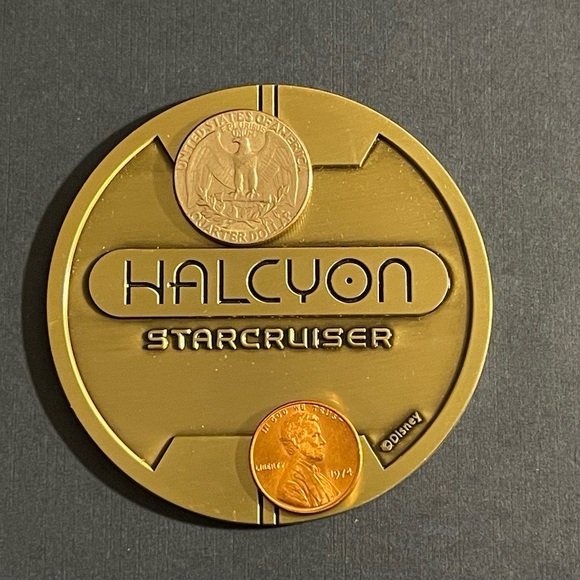 Halcyon Starcruiser large coin Star Wars Galactic Starcruiser - Picture 8 of 8